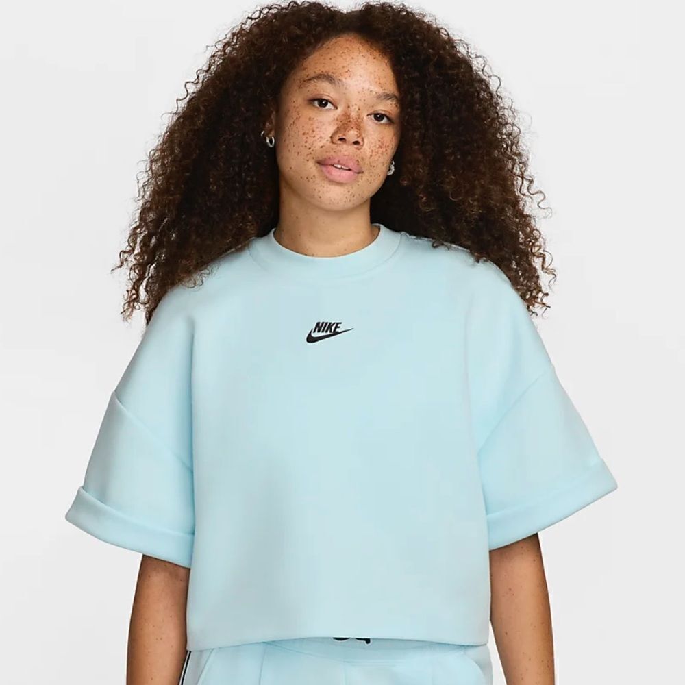 Nike Sportswear Tech Fleece
Women's Oversized Short-Sleeve Cropped Top! - Picture 13 of 13